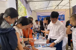 Phụ huynh đến nghe tư vấn tại gian hàng của Trường ĐH Luật Hà Nội. Ảnh Ngô Chuyên