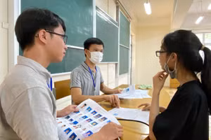 Thí sinh tham dự kỳ thi đánh giá tư duy năm 2022. Ảnh Ngô Chuyên.