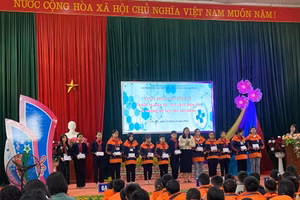 Học sinh Trường PTDTNT THCS – THPT Cao Lộc (huyện Cao Lộc, Lạng Sơn) sinh hoạt dưới cờ với chủ đề thuốc lá điện tử, trò chơi điện tử và những hệ luỵ cho sức khoẻ. Ảnh NT.