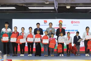 100 học sinh được nhận học bổng.