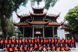 Hứa Duy Mạnh (thứ 5 từ trái sang) học sinh Trường THPT Lộc Bình cùng các bạn. Ảnh NVCC.