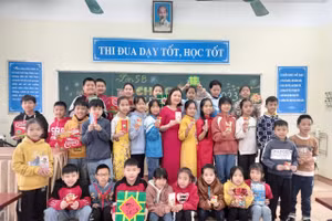 Cô trò Trường Tiểu học Ninh Giang (Ninh Bình) trong ngày đầu tiên trở lại trường sau kỳ nghỉ Tết Nguyên đán. Ảnh NTCC.