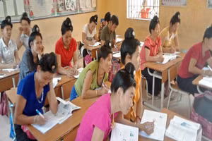 Học viên tham gia lớp xoá mù chữ ở Trường Tiểu học Khong Hin. Ảnh NTCC.