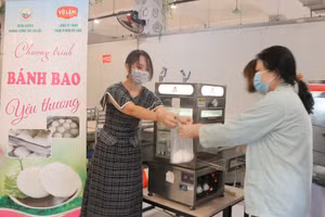 Những chiếc bánh bao còn nóng hổi được trao đến tận tay bệnh nhân và người nhà bệnh nhân.