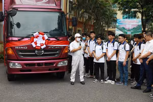 Sinh viên nghe giới thiệu về nguyên lý hoạt động của xe. Ảnh NC.