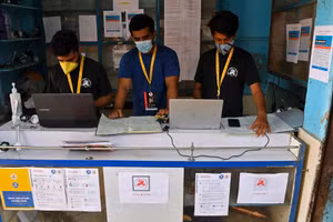  Shahnawaz Shaikh (giữa) quản lý dữ liệu trong trung tâm điều hành của mình.