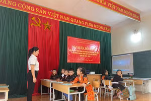 Cô giáo Đỗ Thị Phương, giáo viên Trường TH Mẫu Sơn, huyện Lộc Bình lên lớp giảng dạy lớp ghép.