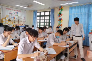 Thầy Nguyễn Việt Hà, tổ trưởng tổ Toán, Trường THPT Chuyên Lào Cai, TP. Lào Cai, tỉnh Lào Cai và học trò trong một tiết học.
