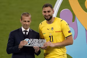 Thủ môn của đội tuyển quốc gia Ý Gianluigi Donnarumma đã được vinh danh là cầu thủ xuất sắc nhất tại UEFA Euro 2020.