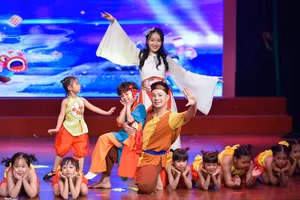 Nhiều tiết mục biểu diễn xúc động tại đêm Trung thu ‘Lồng đèn thắp sáng ước mơ’