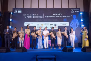 Ban tổ chức và Ban Giám khảo cuộc thi Hoa khôi Hòa bình Việt Nam 2021.