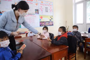 Học sinh trường TH&THCS A Xing hào hứng nhận phong bao lì xì từ giáo viên ngày đầu năm mới.