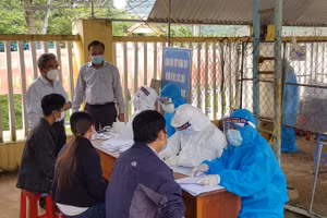 Xét nghiệm Covid - 19 tại một số trường học ở Nam Trà My. 