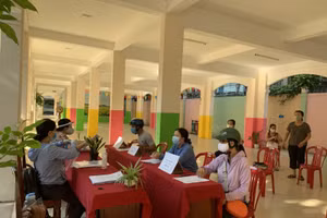 Phụ huynh Trường Tiểu học Hùng Vương (quận Hải Châu, TP Đà Nẵng) thực hiện 5K khi đến trường nhận bài kiểm tra