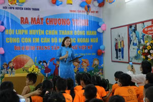 Chủ tịch Hội LHPN Thị xã Chơn Thành Mạc Thị Thanh Bình phối hợp tổ chức chương trình “Đồng hành cùng con em cán bộ hội học ngoại ngữ”.