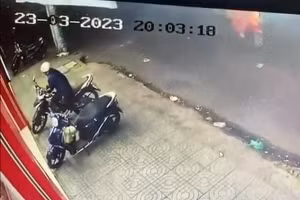 Đối tượng bẻ khóa, trộm xe máy trước cửa siêu thị (Ảnh cắt từ clip)