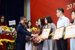 Nhân dịp này, nhiều tập thể cá nhân được vinh danh khen thưởng.