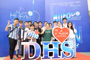 Tân sinh viên Trường Đại học Sư phạm (ĐH Huế) hào hứng trong ngày nhập trường.