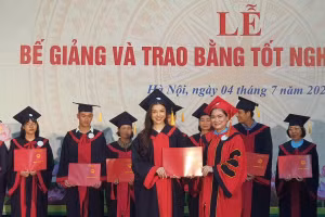 Tân thạc sĩ nhận bằng tốt nghiệp