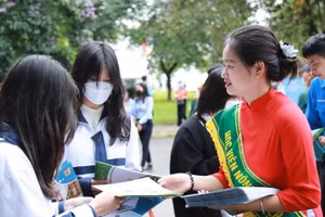 Thí sinh tìm hiểu thông tin tuyển sinh của Học viện Nông nghiệp Việt Nam