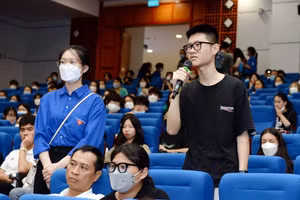 Thí sinh tham gia Ngày hội tư vấn tuyển sinh hướng nghiệp năm 2022 do Trường ĐH Kinh tế quốc dân tổ chức