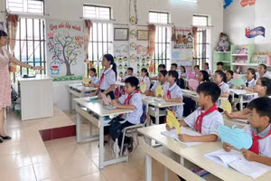 Sáng 16/6, Quốc hội biểu quyết thông qua Luật Nhà giáo. Luật không cấm dạy thêm, chỉ quy định nhà giáo không được ép buộc người học tham gia học thêm dưới mọi hình thức.