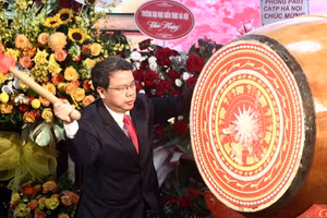 PGS.TS Nguyễn Quốc Huy – Giám đốc Học viện Y dược học cổ truyền Việt Nam đánh trống khai giảng năm học mới.