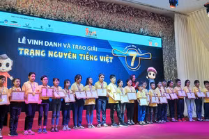 Ban tổ chức trao giấy chứng nhận cho các thí sinh đạt giải.
