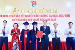 Nghi thức trao sổ vàng cho lãnh đạo Thành đoàn Hà Nội.