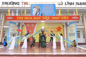 Lễ kỷ niệm chiến thắng Hà Nội - Điện Biên Phủ trên không tại Trường THCS Lĩnh Nam.