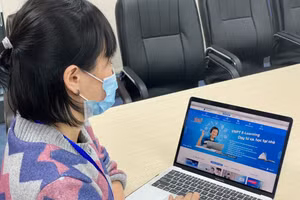 Nhiều giáo viên dù đang là F0, F1 vẫn tiếp tục dạy học cho học sinh