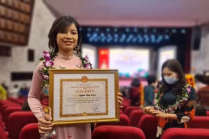Cô Quỳnh nhận giải thưởng Nhà giáo Hà Nội tâm huyết sáng tạo năm 2021