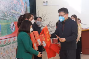 Chủ tịch Công đoàn Giáo dục Việt Nam Nguyễn Ngọc Ân tặng quà giáo viên có hoàn cảnh khó khăn trong chương trình Tết Sum vầy