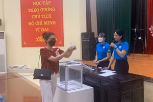 Phụ huynh vui mừng khi con trúng tuyển vào trường mầm non Hoàng Liệt