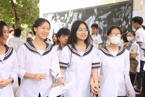 Các thí sinh ra khỏi phòng thi tại điểm thi Trường THPT chuyên Lê Hồng Phong - TP Nam Định trong tâm trạng thoải mái. 