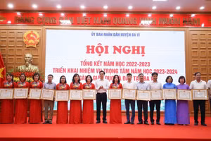 Lãnh đạo huyện Ba Vì trao thưởng cho các tập thể, cá nhân có thành tích xuất sắc trong năm học vừa qua. 
