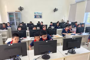 Một giờ Tin học của các em học sinh Trường Tiểu học Trần Nhân Tông - TP Nam Định. Ảnh: Đình Tuệ.