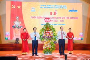 Bí thư Tỉnh ủy Phạm Gia Túc (phải) và Giám đốc Sở GD&ĐT Cao Xuân Hùng trong Lễ tuyên dương học sinh giỏi tỉnh Nam Định năm 2022. 