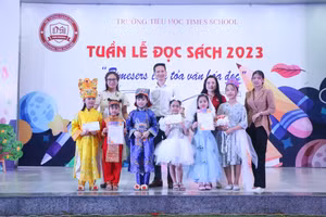 Thầy Nguyễn Duy Khuê - Hiệu trưởng nhà trường cùng đại biểu khách mời trao thưởng cho các em học sinh của đội thi giành Giải Ấn tượng và Giải Sáng tạo của cuộc thi "Hóa thân cùng sách".