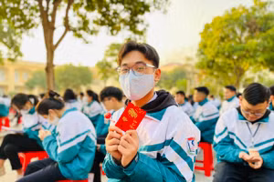 Học sinh Trường THPT Trần Văn Lan (Mỹ Lộc, Nam Định) phấn khởi trong buổi đi học đầu tiên của năm mới Quý Mão 2023. 