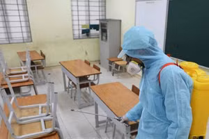Nhân viên y tế phun khử khuẩn phòng chống dịch bệnh tại Trường Tiểu học Văn Võ (Chương Mỹ, Hà Nội). Ảnh: TG.