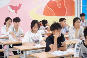 Thí sinh Nghệ An dự thi môn Ngữ văn kỳ thi tuyển sinh vào lớp 10 năm học 2024. Ảnh: Hồ Lài