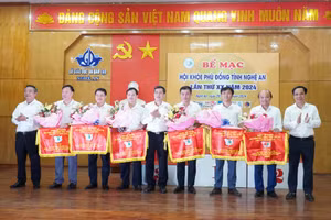Ban tổ chức tặng cờ và khen thưởng 6 đơn vị đạt thành tích xuất sắc trong phong trào thể dục thể thao trường học và Hội khỏe Phù Đổng giai đoạn 2020-2024. Ảnh: Hồ Lài