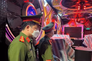 Lực lượng chức năng ra quân kiểm tra cơ sở kinh doanh.
