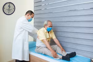 Người cao tuổi, người lớn có bệnh nền là những nhóm nguy cơ cao mắc cũng như diễn tiến nặng do bệnh. Ảnh: BVĐK Tâm Anh