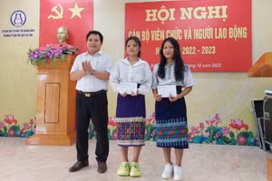 Hiệu trưởng Trường PTDTNT Quảng Bình Phạm Hồng Việt trao quà của Bí thư Tỉnh ủy Vũ Đại Thắng đến em Cao Thị Lệ Hằng và em Vũ Thị Lích.
