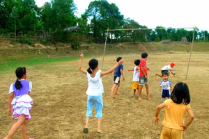 Mỗi lần nhìn các cháu thiếu niên vô tư chơi đá bóng ven đường tôi lại nhớ về 'tuổi thơ tôi đá trên đồng'. Ảnh: Tiên Sa.