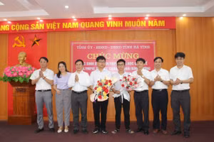 Lãnh đạo UBND tỉnh Hà Tĩnh tặng hoa chúc mừng các học sinh Hà Tĩnh tham dự các kỳ thi quốc tế 2023 (Ảnh tư liệu).