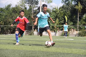 Pha tranh bóng gay cấn giữa các cầu thủ nhí.
