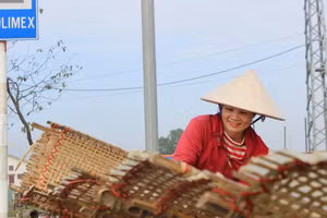Người làm nghề bánh đa nem ở xã Thạch Hưng (TP Hà Tĩnh).
